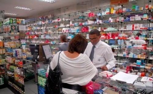 Justiça barra norma que autorizava farmacêuticos a prescrever medicamentos