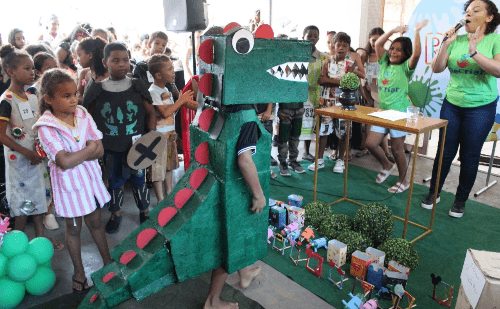 Desfile com roupas recicláveis encerra projeto ambiental em Periquito