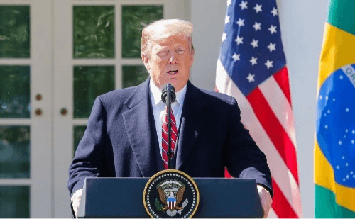 Trump ignora Justiça e mantém imigrante detido fora dos EUA