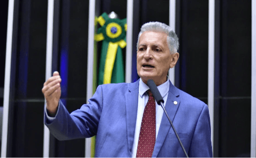 Deputado anuncia retorno após vencer câncer de próstata