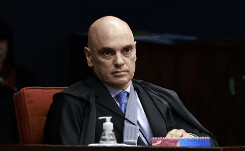 Alexandre de Moraes surge com tipoia durante julgamento sobre tentativa de golpe
