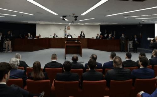 STF lacra celulares em sessão sobre golpe
