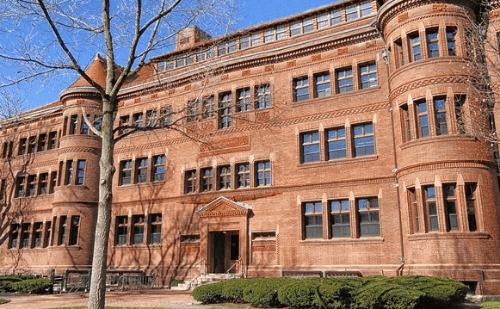 Trump é alvo de ação judicial movida por Harvard após cortes de verba