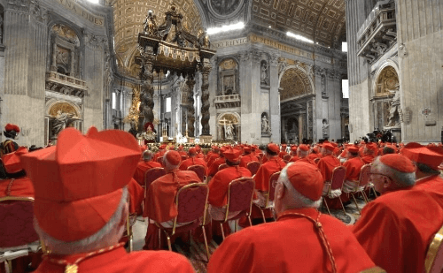 União LGBT+ e celibato dividem cardeais cotados para novo papa