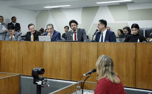 Minas aprova reajuste de 5,26% para servidores da educação
