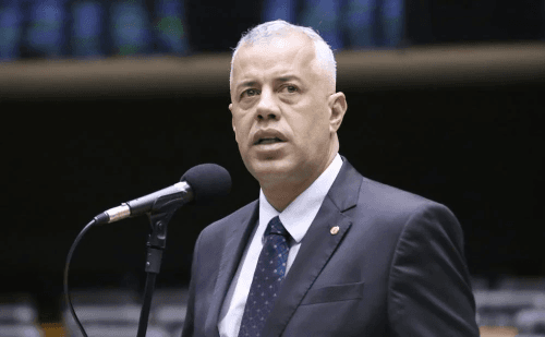 Deputado acusa governo Lula de apadrinhamento ideológico em asilo a peruana