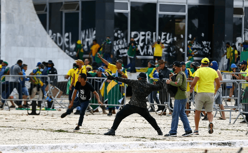 Negociação entre Congresso e STF propõe rever penas do 8 de Janeiro