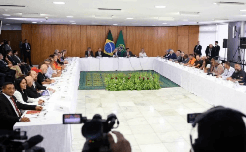 Lula encontra centrais sindicais e recebe documento com demandas trabalhistas