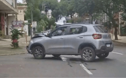 PM ignora nova lei e reboca carro de servidora mesmo com dívida quitada
