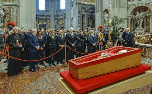 Governo Lula omite acompanhantes em viagem ao funeral do papa
