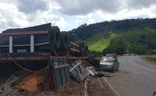 Carreta bitrem tomba na BR-381 e atinge dois carros em São Gonçalo do Rio Abaixo