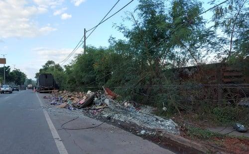 Acidente com carreta compromete trânsito e energia em Ipatinga