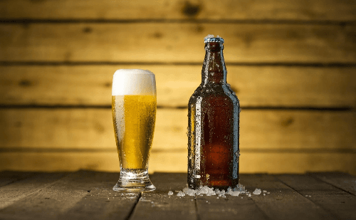 Empresa lança cerveja feita com cevada fertilizada por urina humana