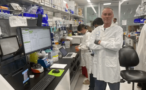 Influenciador ajuda a criar soro universal após ser picado por 856 cobras
