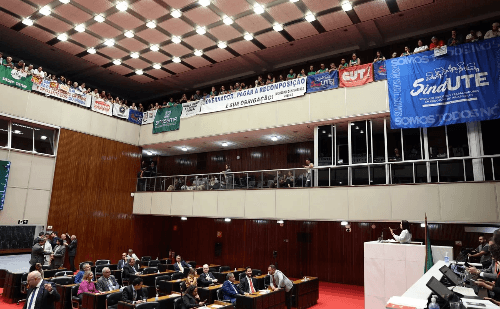 Minas Gerais: Assembleia retoma debate sobre reajuste de professores
