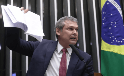 Decisão da Câmara leva PT e Psol ao STF contra possível benefício a Bolsonaro