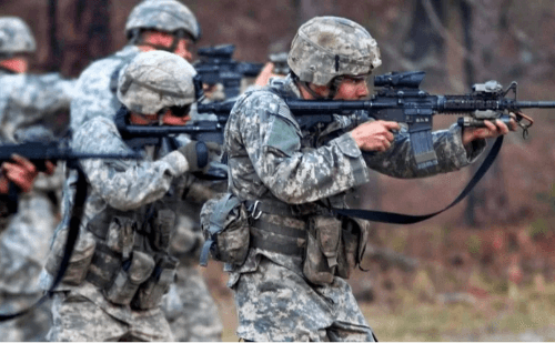 EUA começam expulsão de até mil militares transgênero do Exército