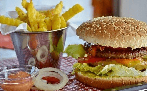 Pesquisa aponta que alimentos ultraprocessados elevam risco de sinais de Parkinson no Brasil