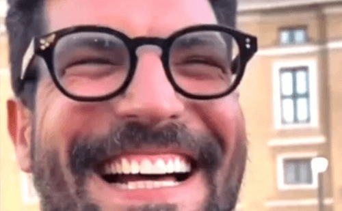 Padre carioca viraliza após aparição no Vaticano