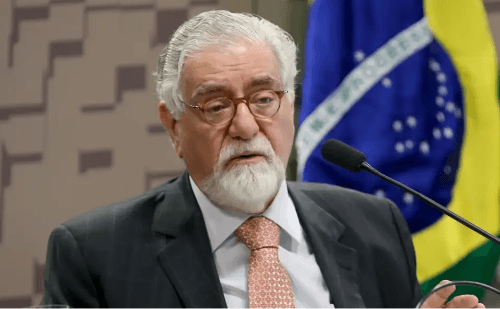 Ex-ministro critica presença de Lula ao lado de Putin