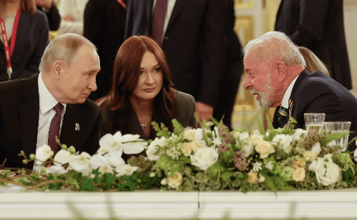 Ao lado de líderes autoritários, Lula participa de celebração russa