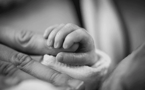 Minas garante acolhimento hospitalar a mães que perderam bebês
