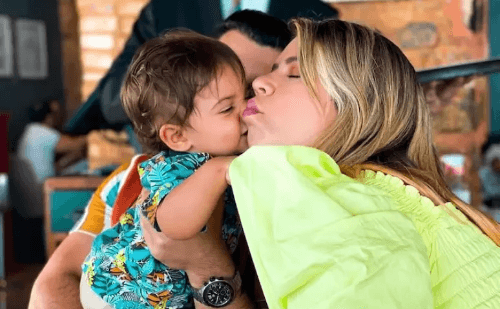 Filho de Marília Mendonça fala da mãe e emociona avó pela primeira vez