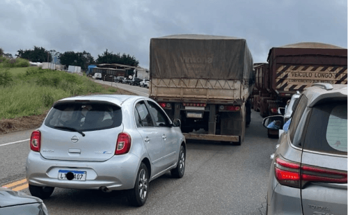 Segunda-feira começa com caos no trânsito da BR-381