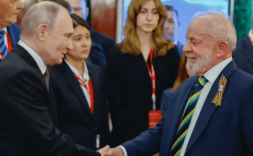 Lula usa fita russa em visita a Putin e gera polêmica