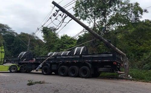 Carreta derruba poste no Morro das Lavadeiras ao tentar realizar manobra