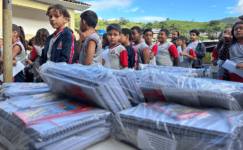 Timóteo inicia entrega de mais de 5 mil kits escolares nas escolas municipais