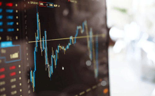 Bolsa brasileira rompe recorde e fecha a 138 mil pontos