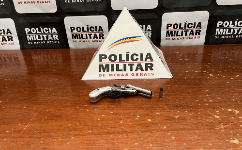 Jovens são presos por ameaçar homem com arma em Abre Campo