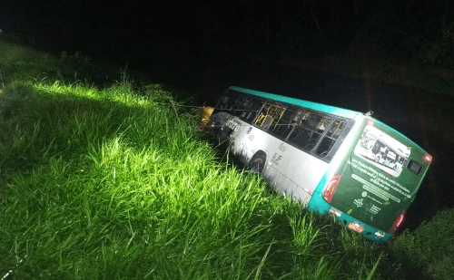 Ônibus cai em barranco e deixa feridos em Juiz de Fora