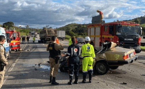 Motorista morre em colisão frontal entre carro e caminhão na BR-040