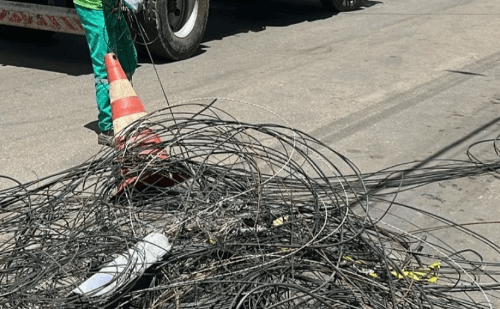 Cemig retira toneladas de cabos irregulares em postes de cidades mineiras