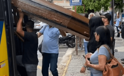 Grupo com caixão em ônibus causa polêmica em Muriaé
