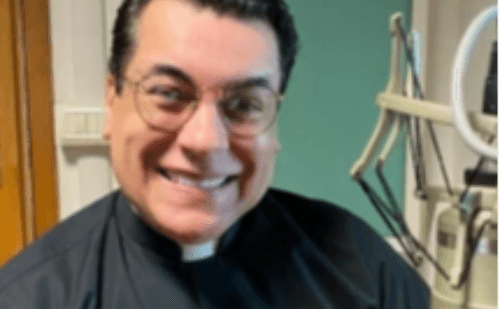 Padre de Divinópolis viraliza ao negar batismo de bonecas reborn