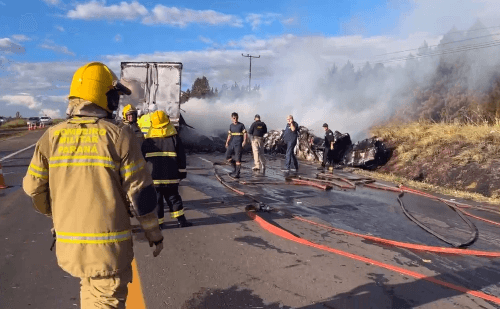 Batida entre caminhões mata três e mobiliza bombeiros no PR
