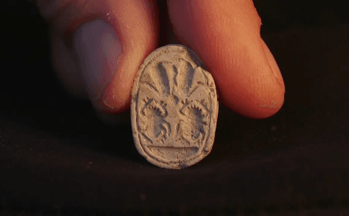 Criança encontra escaravelho de 3.800 anos em passeio por sítio arqueológico em Israel