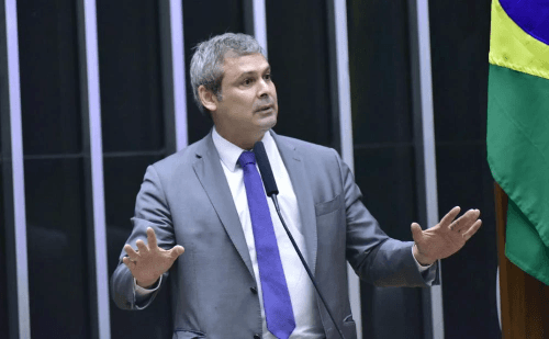 PT quer prisão de Eduardo Bolsonaro por 'atentado à soberania'