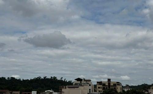 Frente fria traz chuva e nebulosidade para Minas Gerais nesta semana