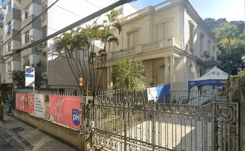 Colégio do Rio afasta alunos por 'pedágio' em banheiro escolar