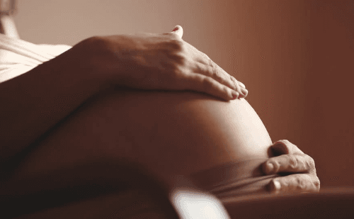 Mulher com morte cerebral é mantida viva para gestação seguir
