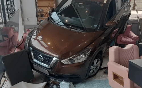 Carro invade salão e causa destruição em Sorocaba
