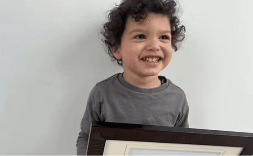 Menino de 2 anos entra na Mensa após ler livro e contar em 5 idiomas