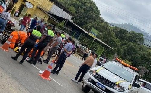 Motociclista sofre queda e capacete se solta durante acidente em Timóteo
