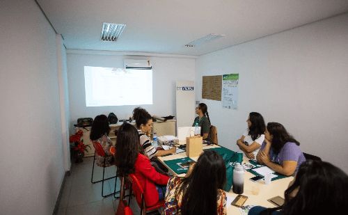 Curso com mel encerra Sinergia 2025 e destaca cosméticos naturais em Ipatinga