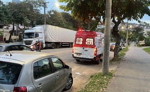 Motociclista fica ferido após colisão com carro e outra moto em Ipatinga
