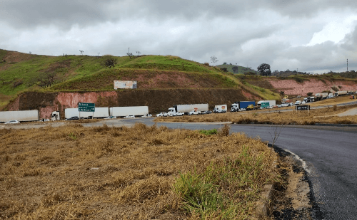 Trânsito travado na BR-381 entre Nova Era e Itabira neste sábado
